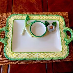 Mane Lion Chip and Dip with garlic and scallions.  Perfect condition.